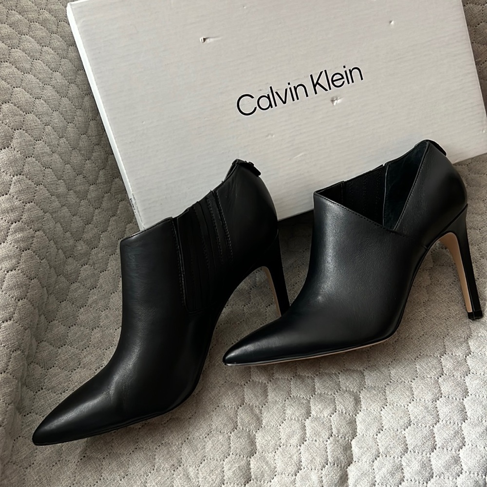 CALVIN KLEIN (Harmon) BOOTIE • SIZE 9